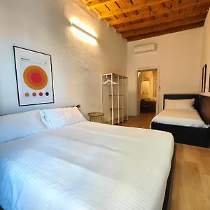 https://crocetta-charme-apartment.it-lombardy.com