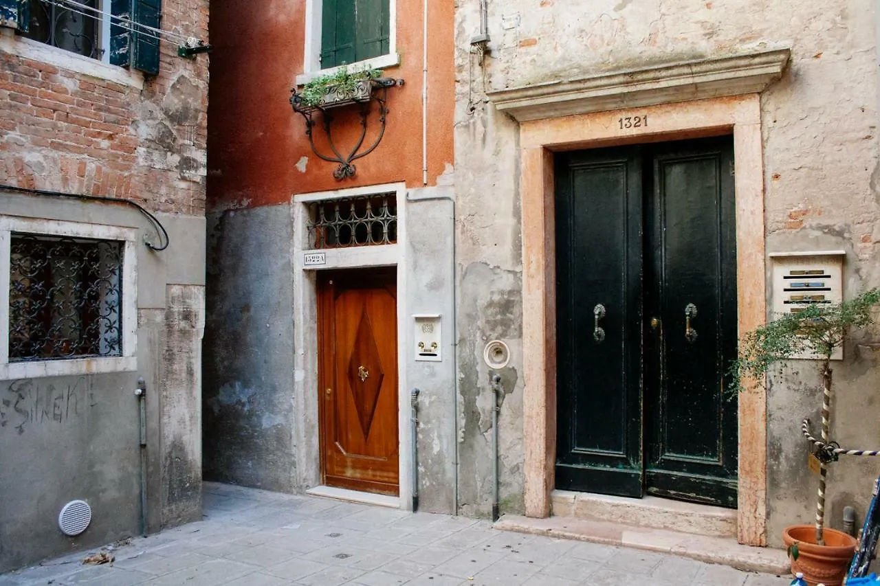 Melusina Ca' Bernarda Venice Historical Center Apartment
